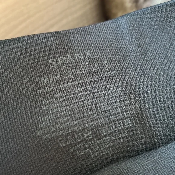 SPANX LOOK AT ME NOW SEAMLESS LEGGING - Revolve grey black CAMO print - medium - Picture 5 of 11